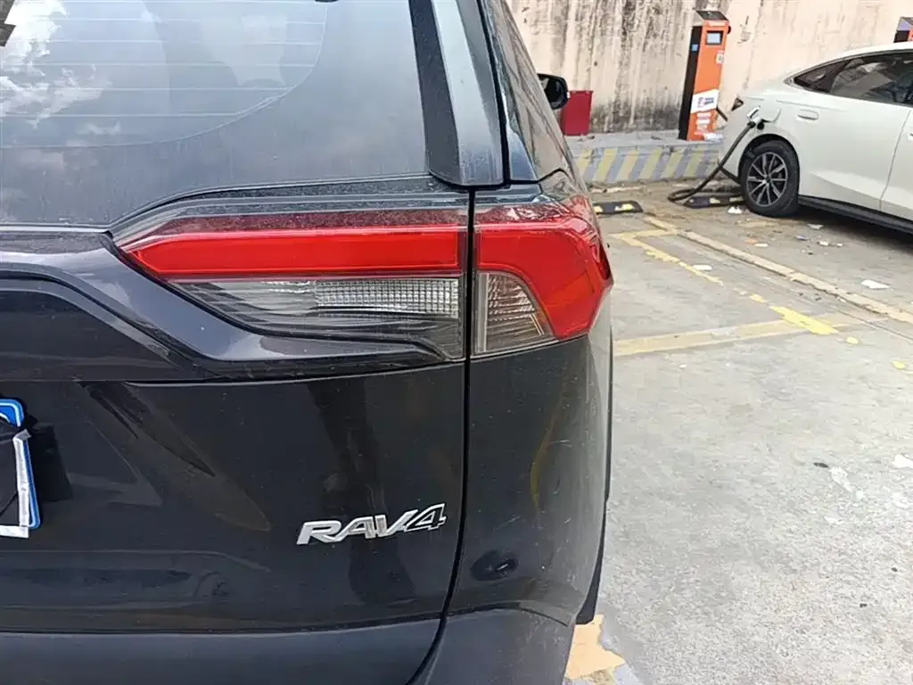 Toyota RAV4 — фото 3