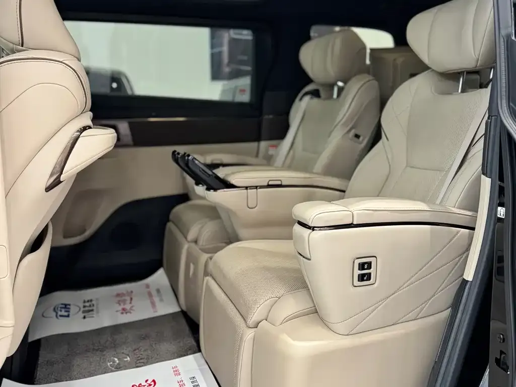 Toyota Alphard — фото 4