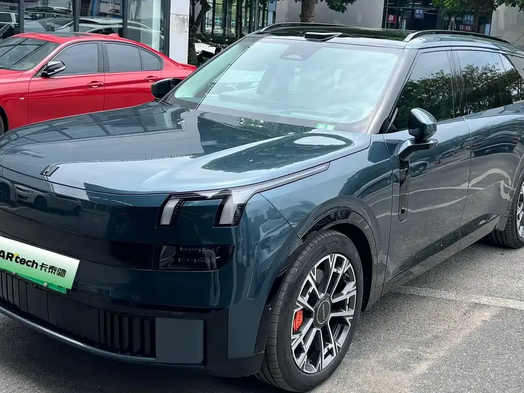 Lynk & Co 900