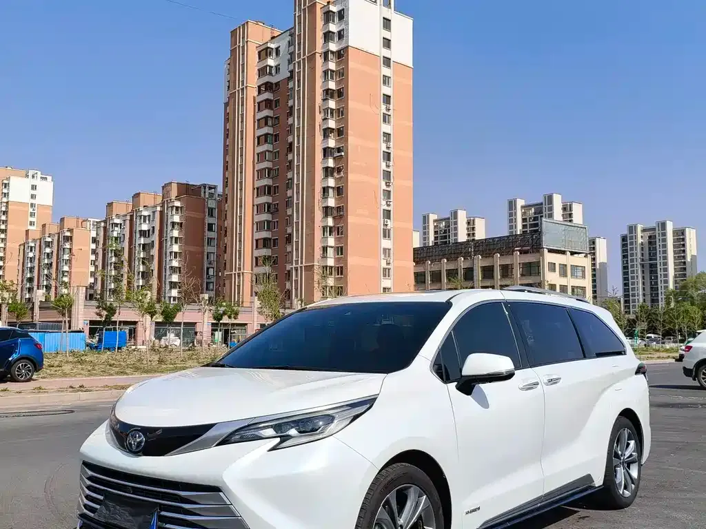 Toyota Sienna — фото 1