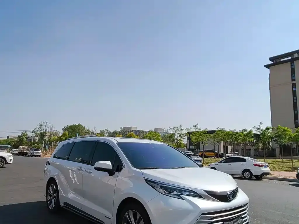Toyota Sienna — фото 8