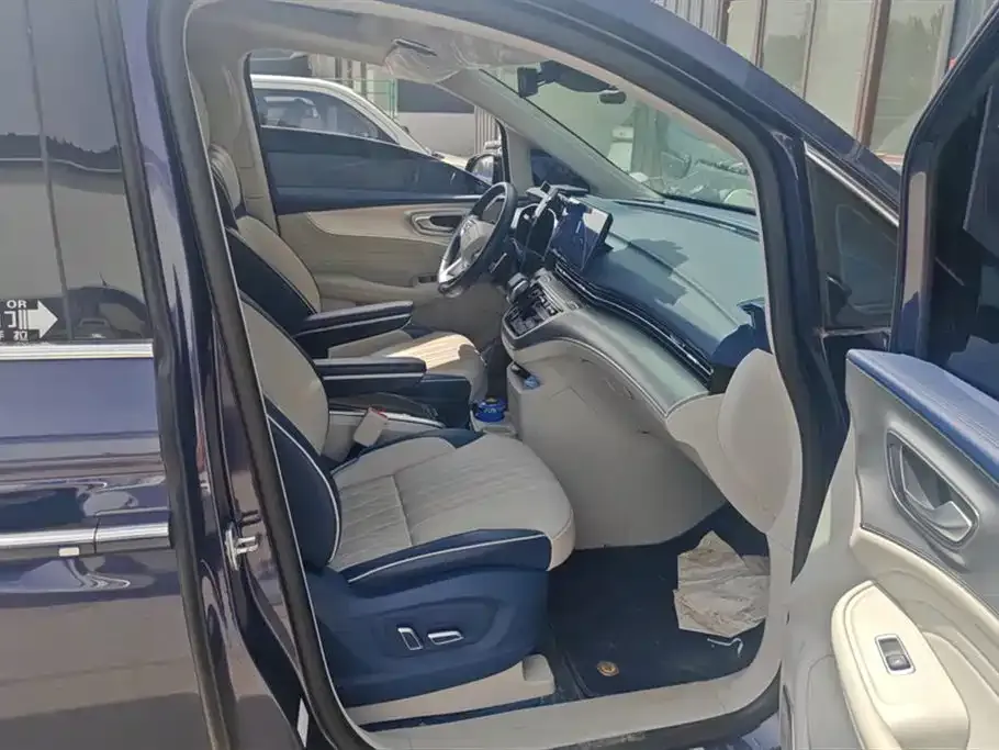 Roewe iMAX8 — фото 2