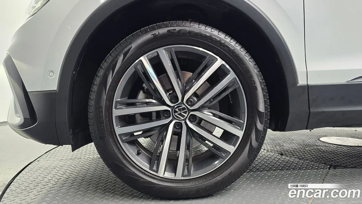 Volkswagen Tiguan — фото 9