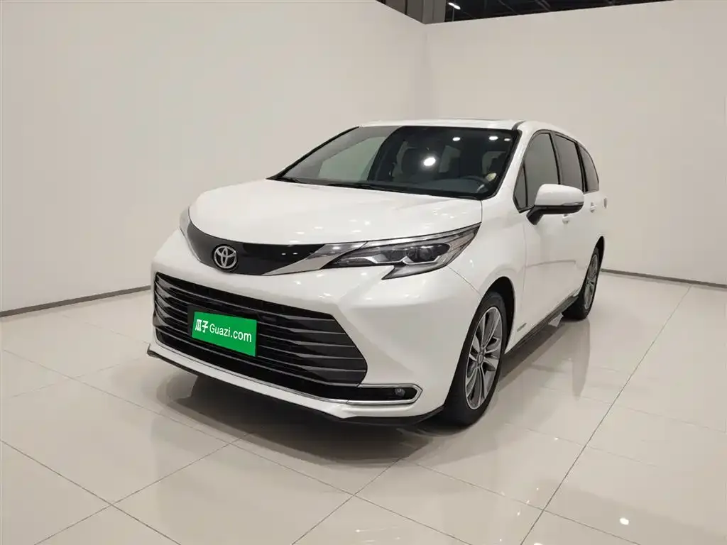 Toyota Sienna — фото 1