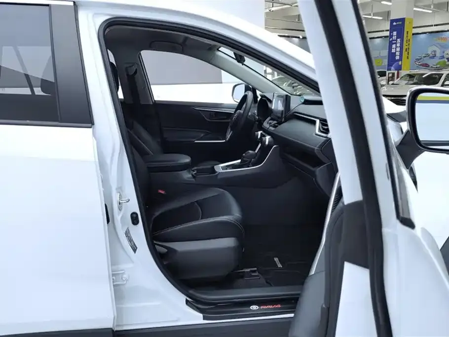 Toyota RAV4 — фото 4