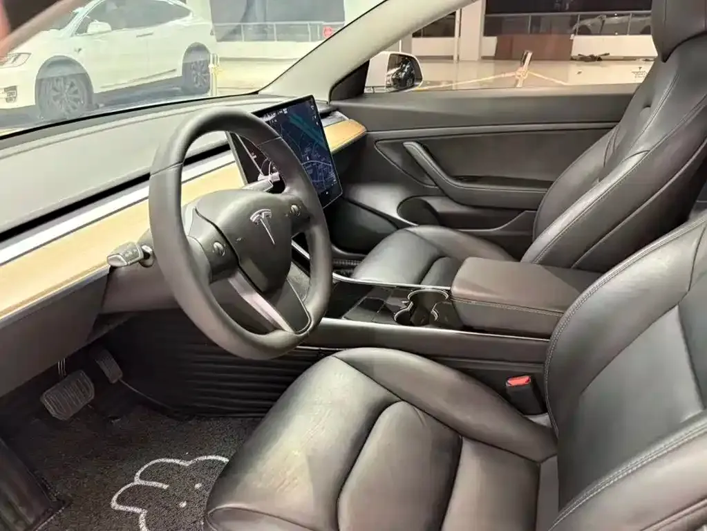 Tesla Model 3 — фото 10