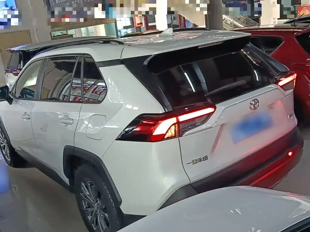 Toyota RAV4 — фото 3