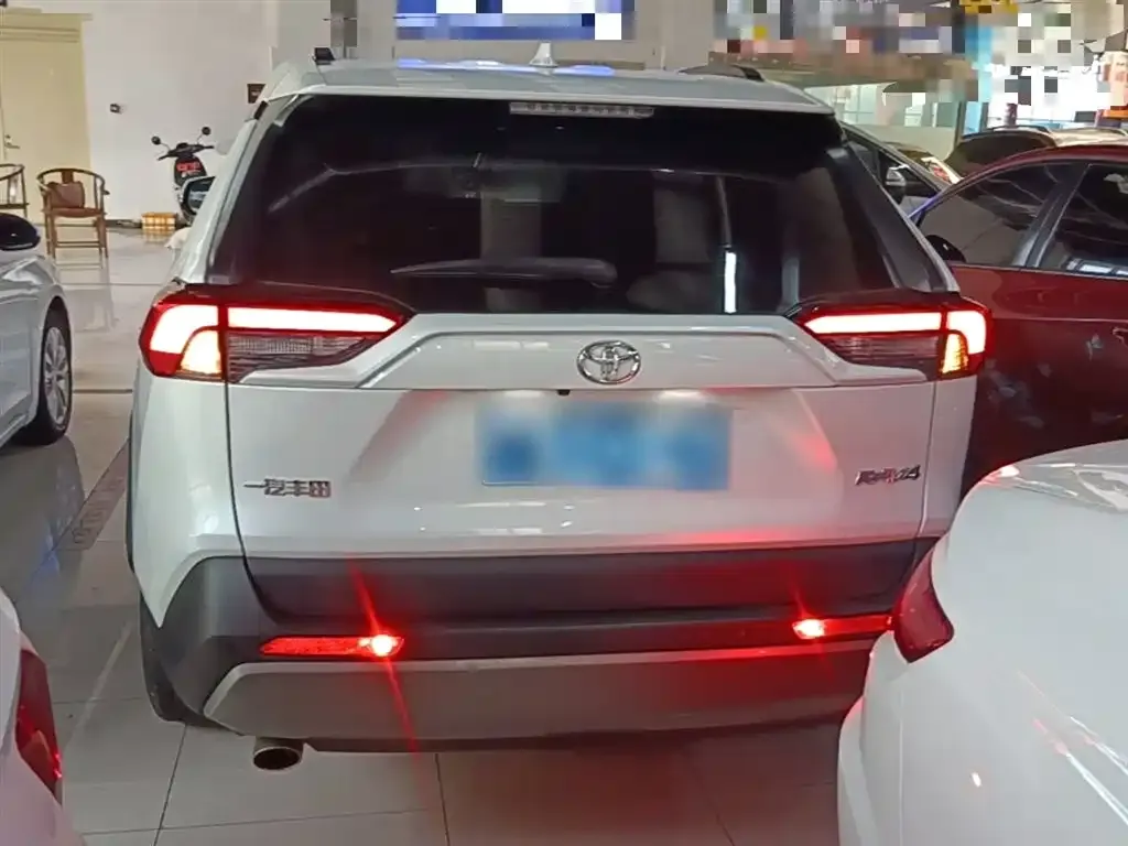 Toyota RAV4 — фото 6