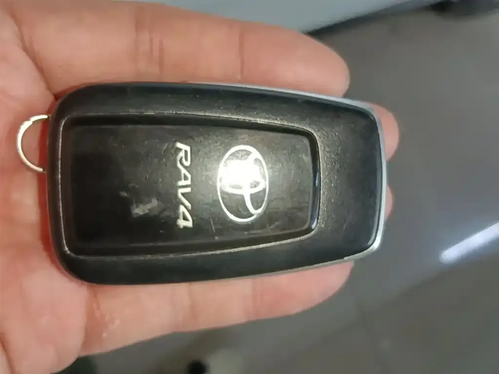 Toyota RAV4 — фото 9