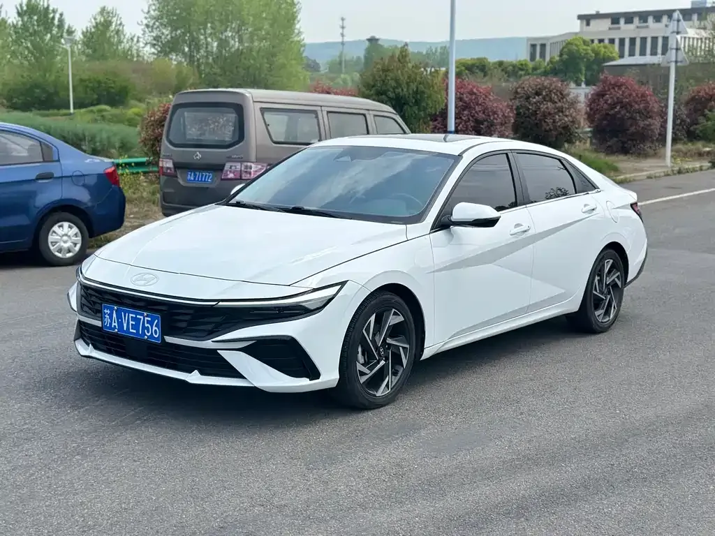 Hyundai Elantra — фото 1