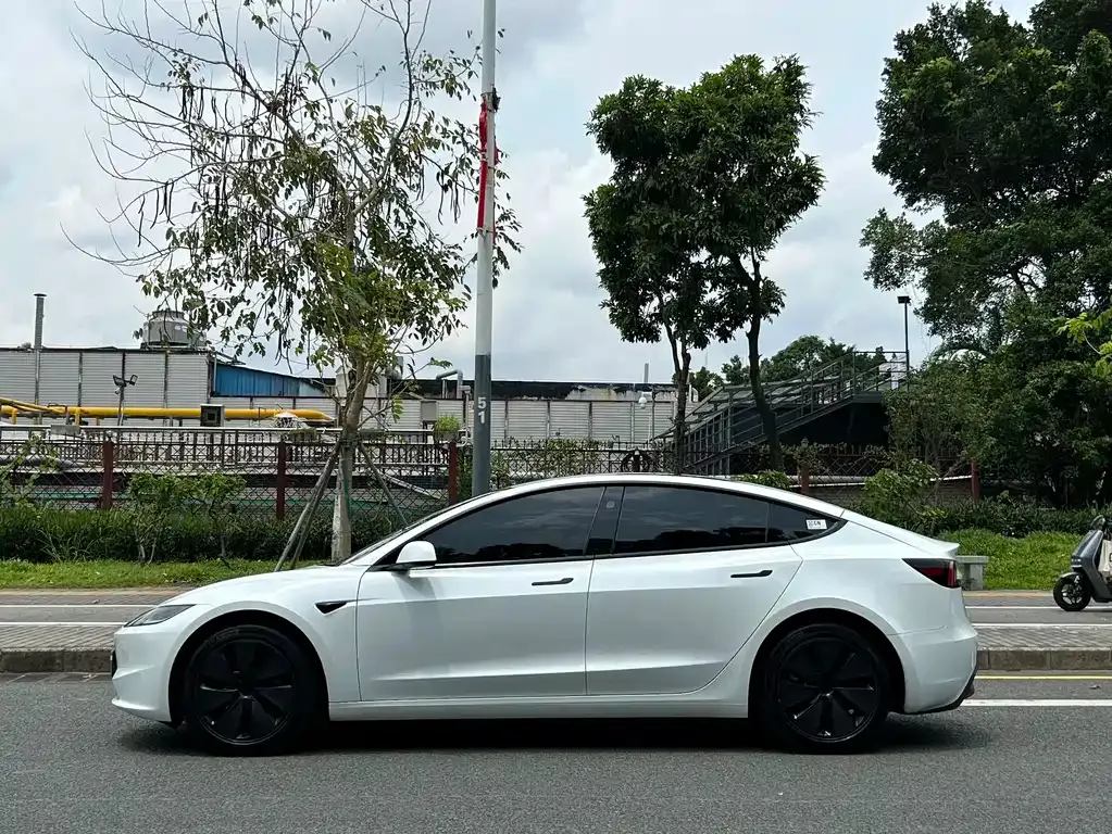 Tesla Model 3 — фото 10