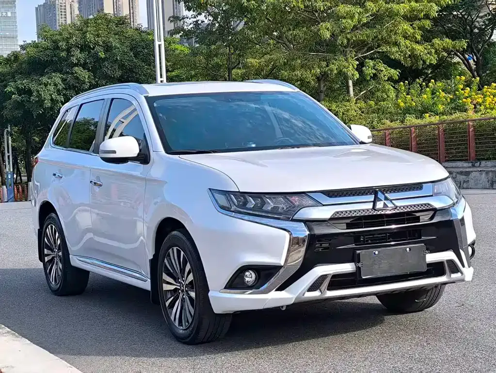 Mitsubishi Outlander — фото 7