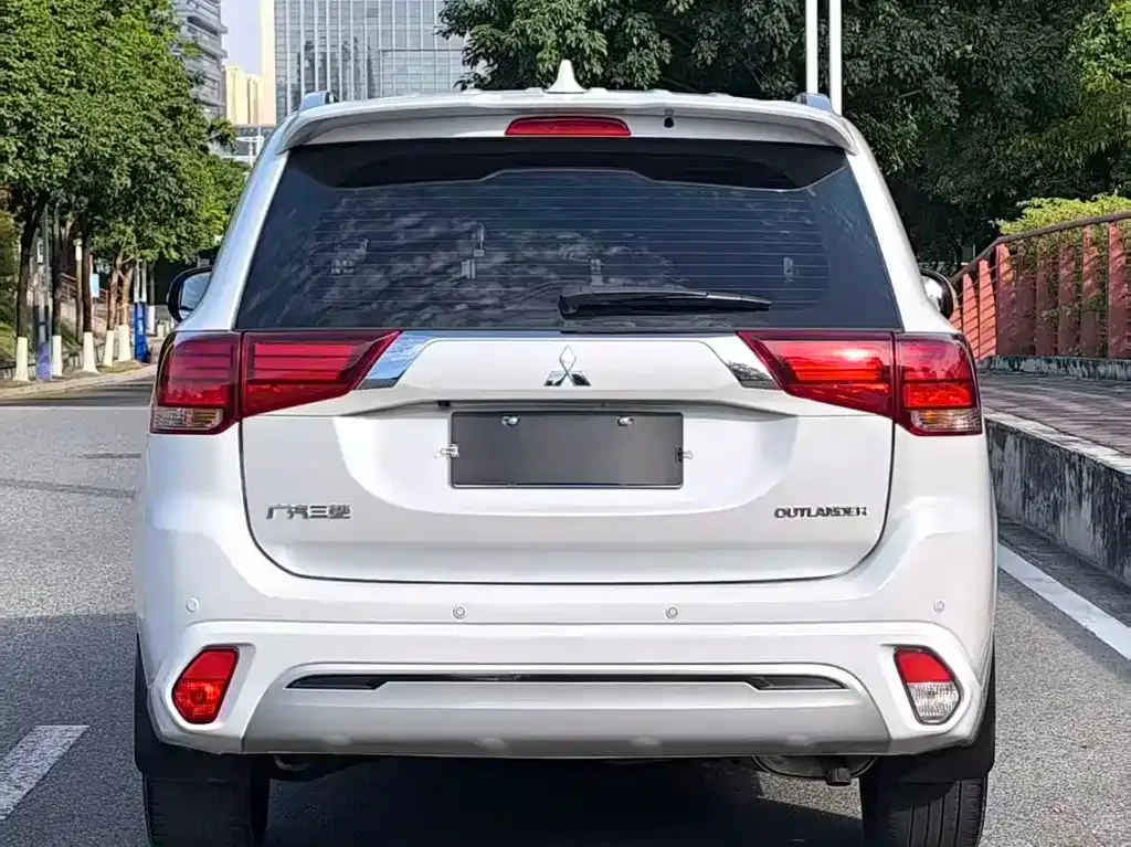 Mitsubishi Outlander — фото 4