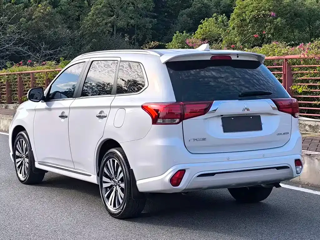 Mitsubishi Outlander — фото 8