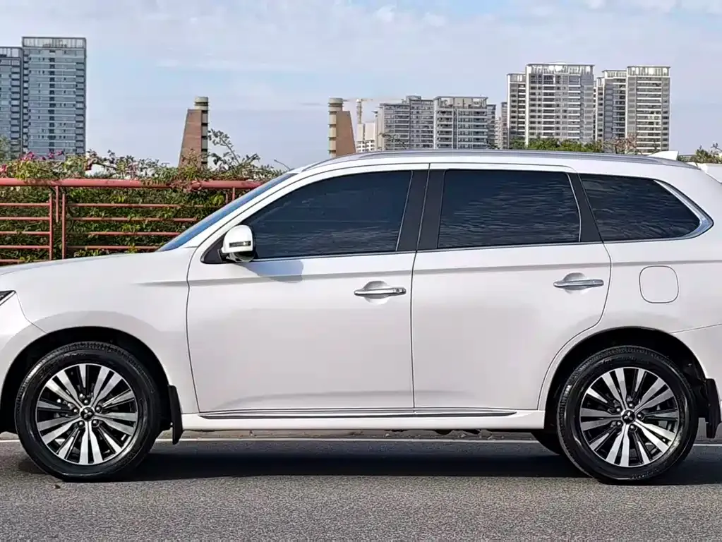 Mitsubishi Outlander — фото 3
