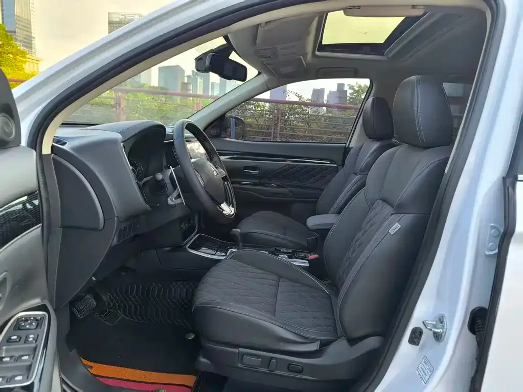 Mitsubishi Outlander — фото 10