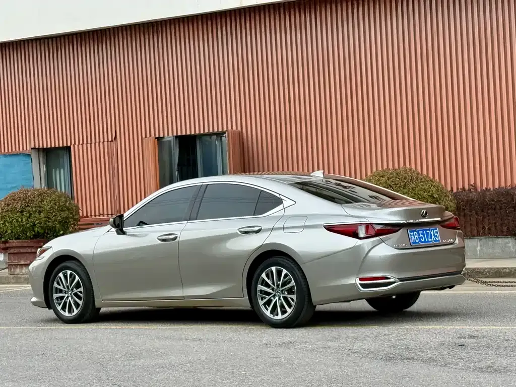 Lexus ES — фото 6