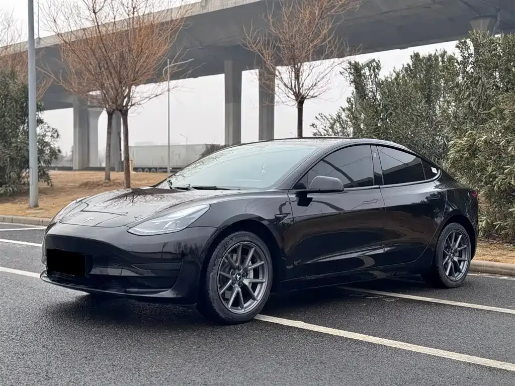 Tesla Model 3 — фото 1