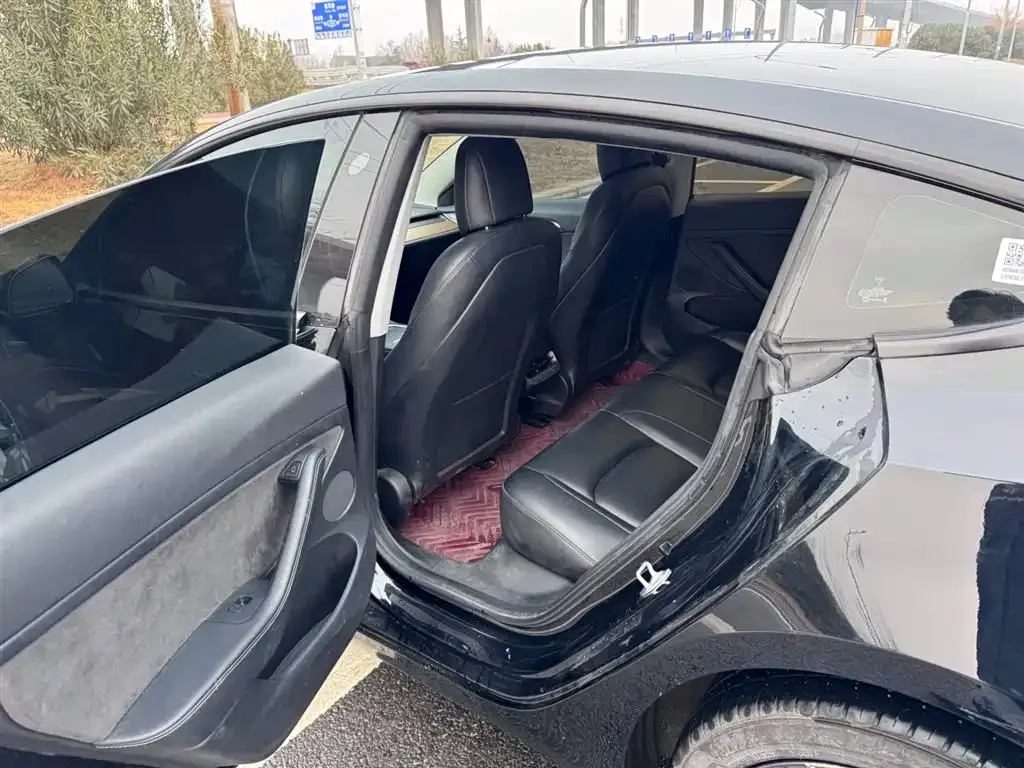 Tesla Model 3 — фото 3
