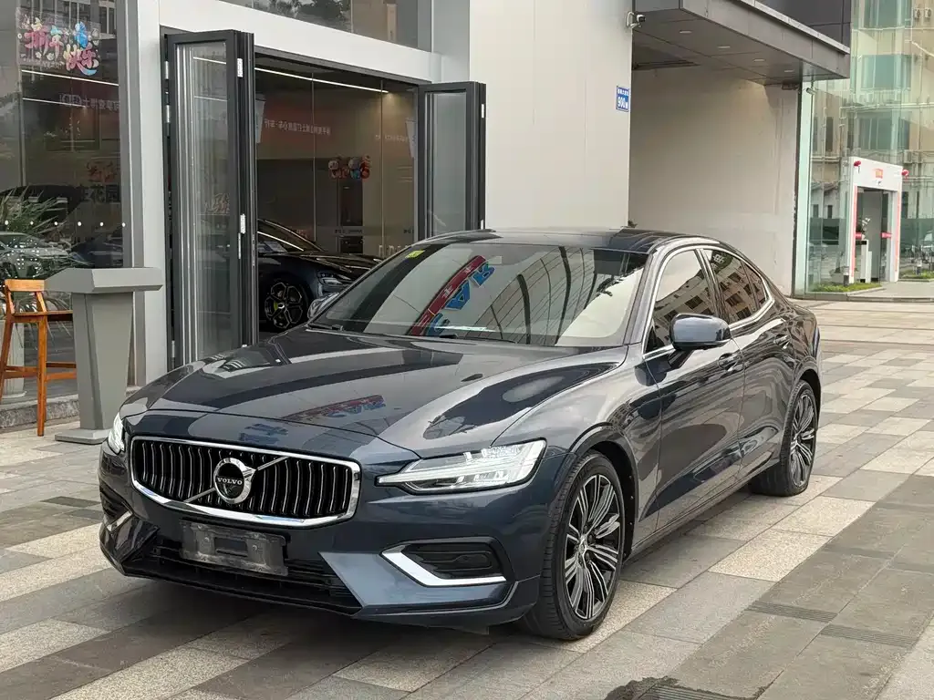 Volvo S60 — фото 1
