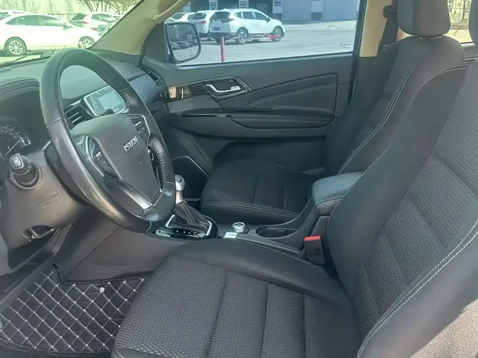 Isuzu MU-X 2023 из CN, фото 7