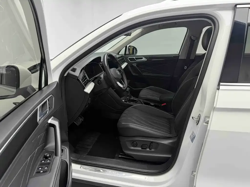 Volkswagen Tiguan L — фото 8
