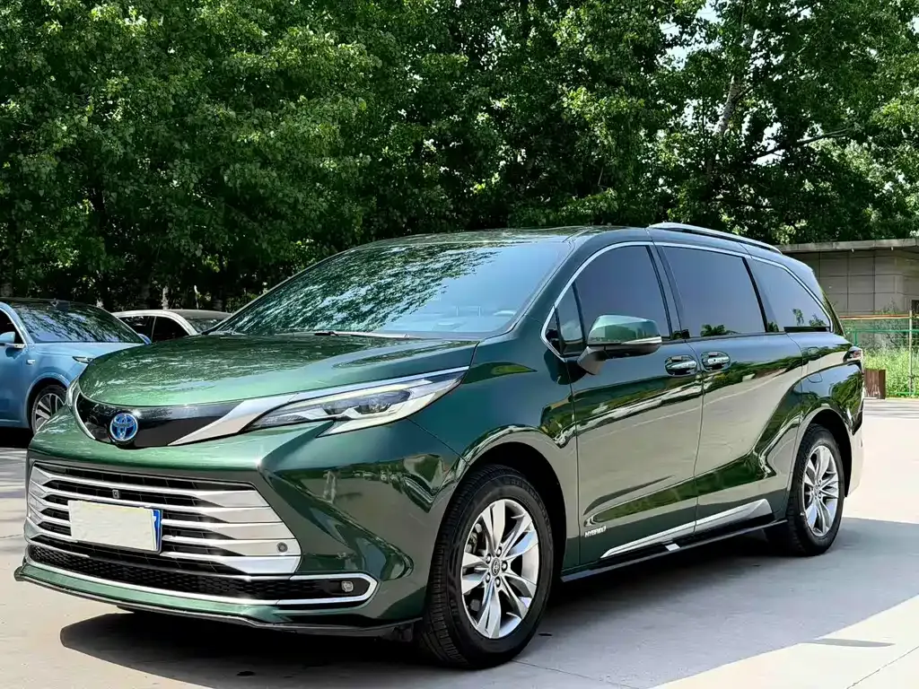 Toyota Sienna — фото 1