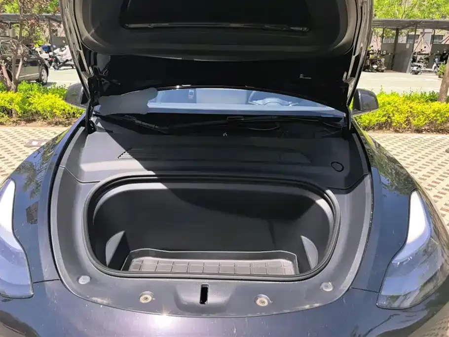 Tesla Model Y — фото 8