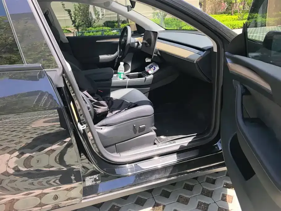 Tesla Model Y — фото 10