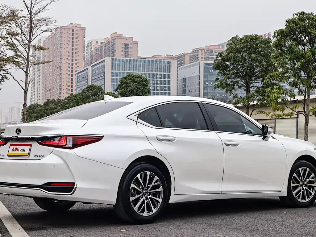 Lexus ES — фото 10