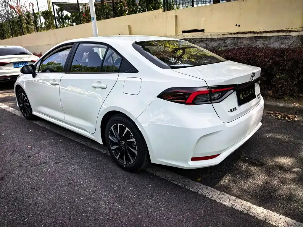 Toyota Corolla — фото 8