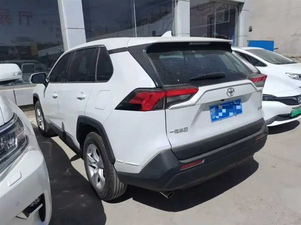 Toyota RAV4 — фото 5
