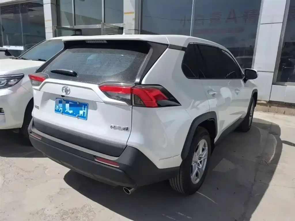 Toyota RAV4 — фото 6