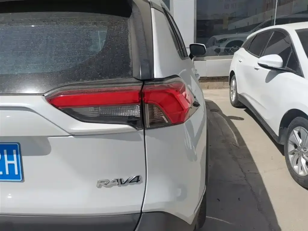 Toyota RAV4 — фото 8