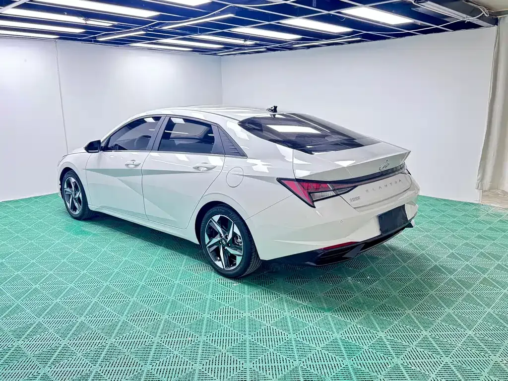 Hyundai Elantra — фото 10