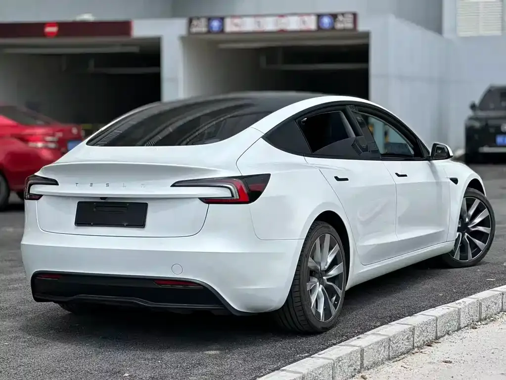 Tesla Model 3 — фото 9