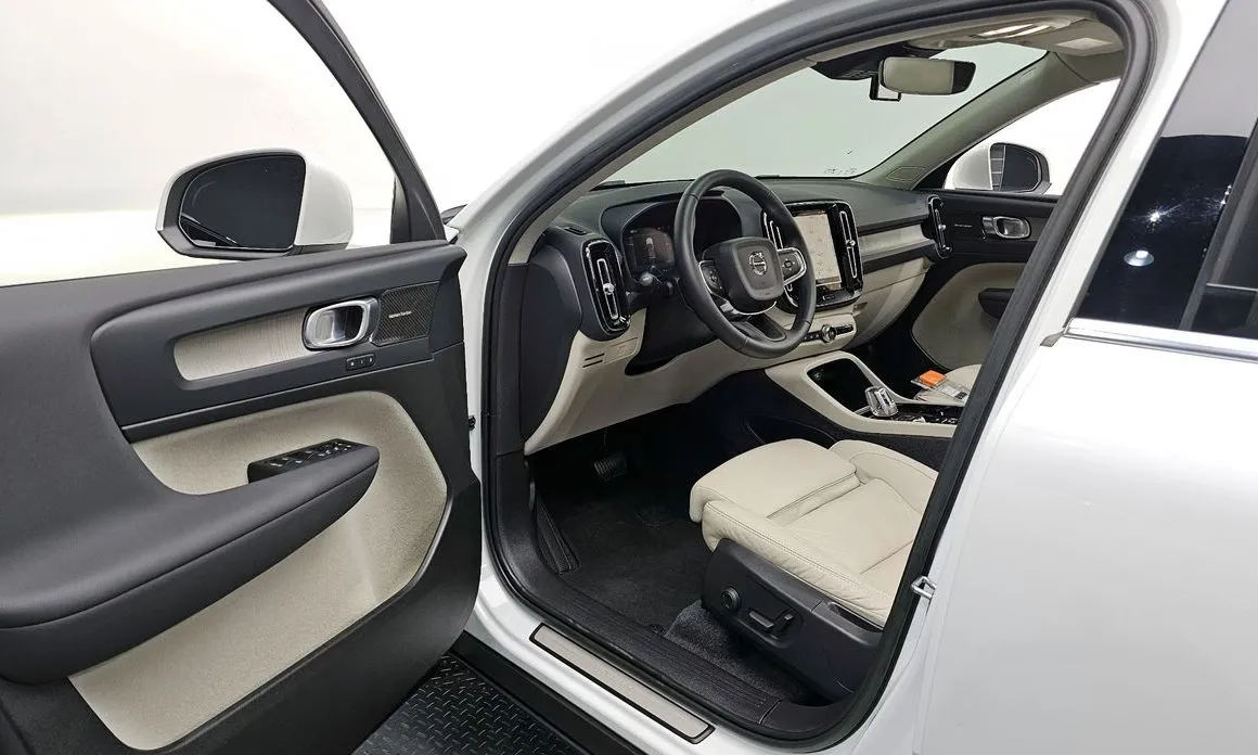 Volvo XC40 — фото 10
