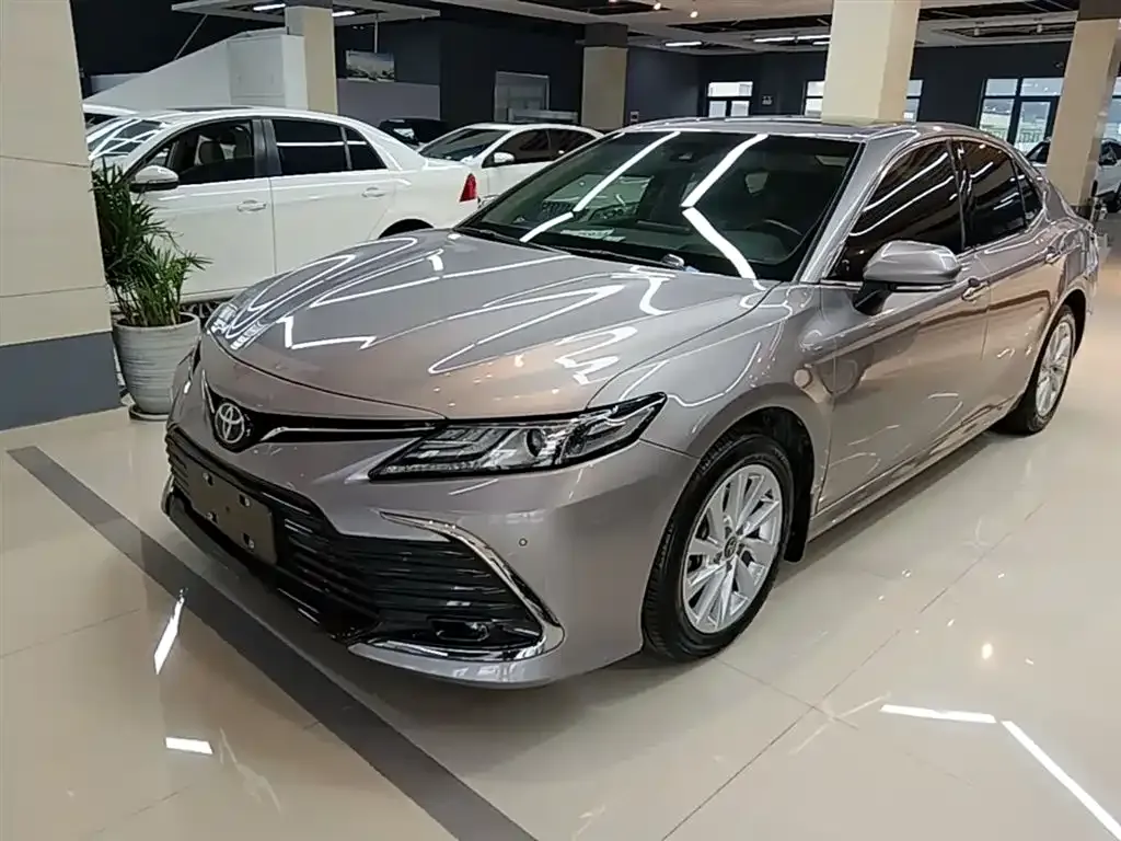 Toyota Camry — фото 1