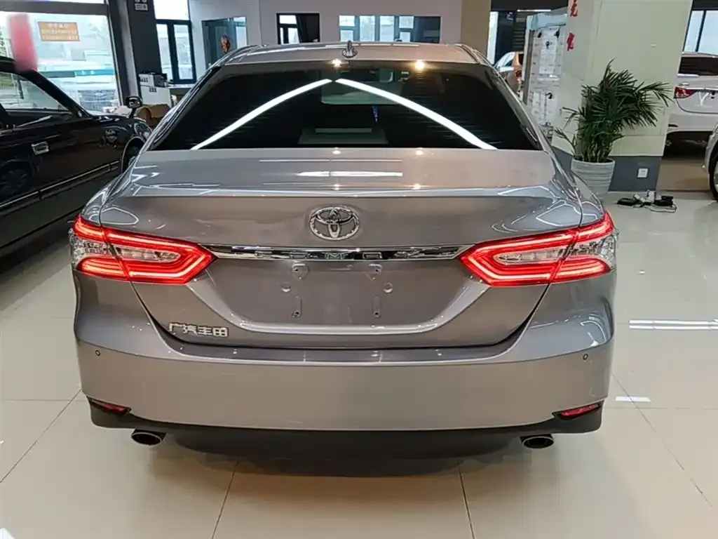 Toyota Camry — фото 5