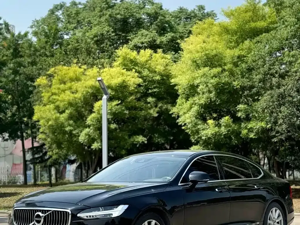 Volvo S90 — фото 1