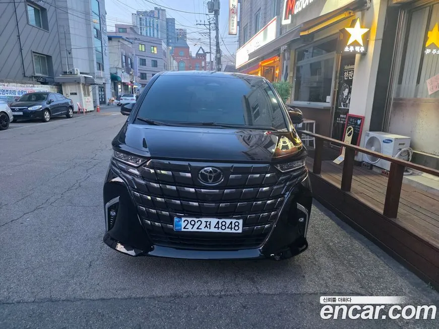 Toyota Alphard — фото 1