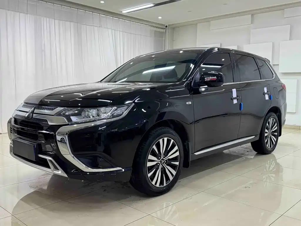 Mitsubishi Outlander — фото 1