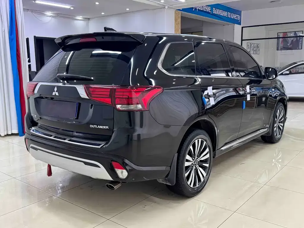 Mitsubishi Outlander — фото 8