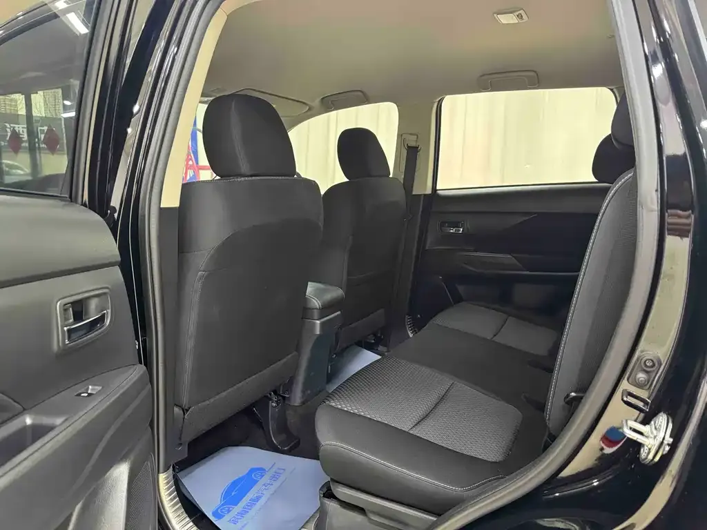 Mitsubishi Outlander — фото 10