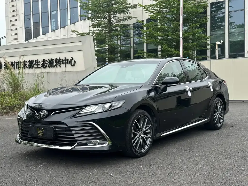 Toyota Camry — фото 1