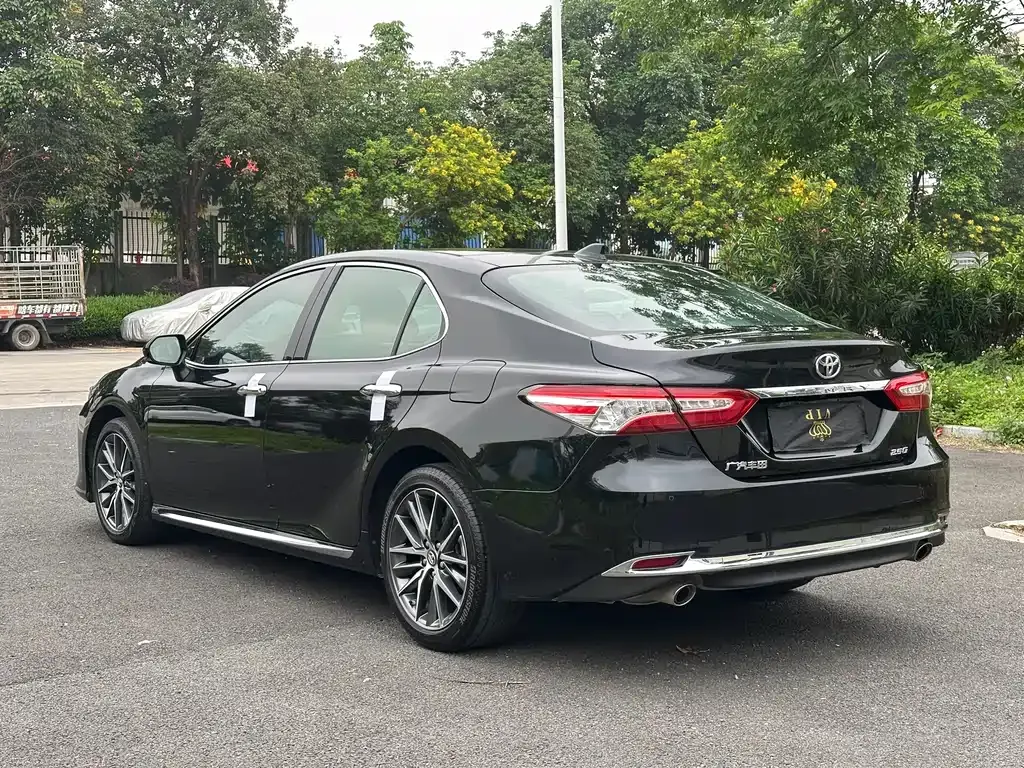 Toyota Camry — фото 10