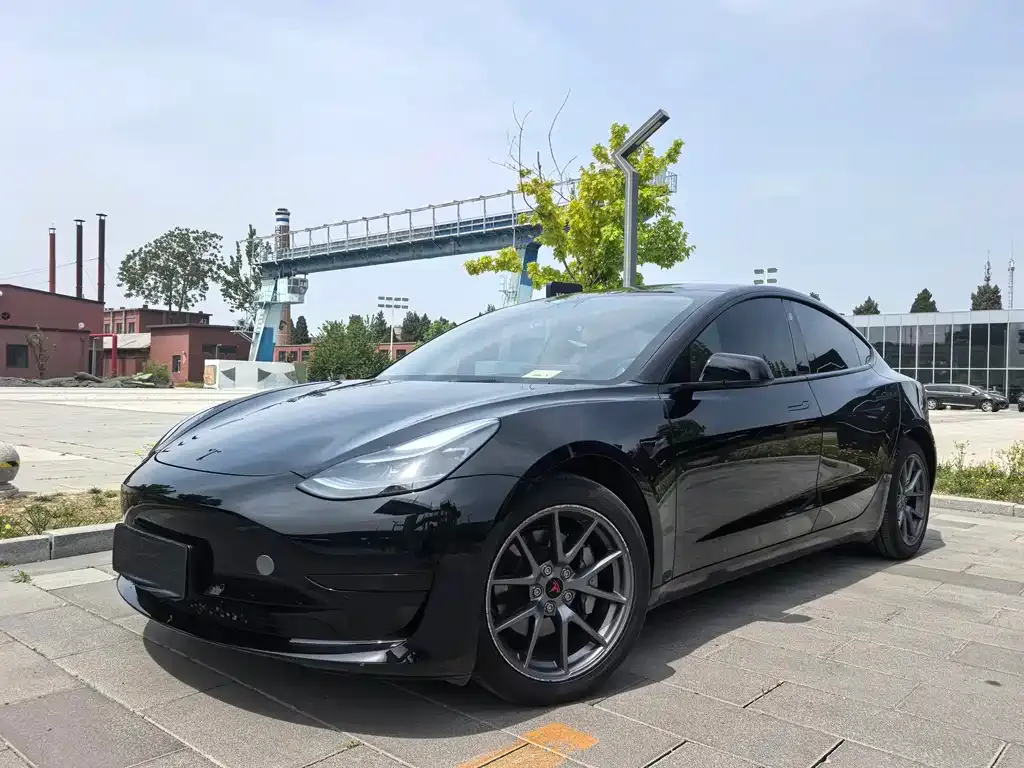 Tesla Model 3 — фото 1