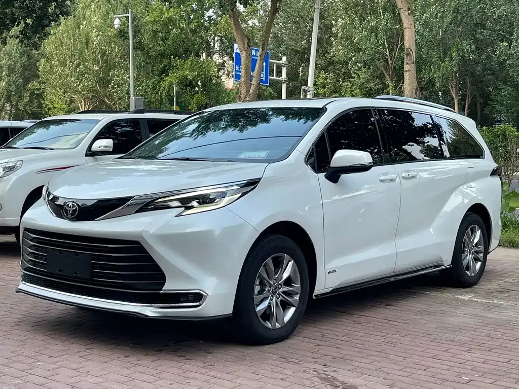 Toyota Sienna — фото 1
