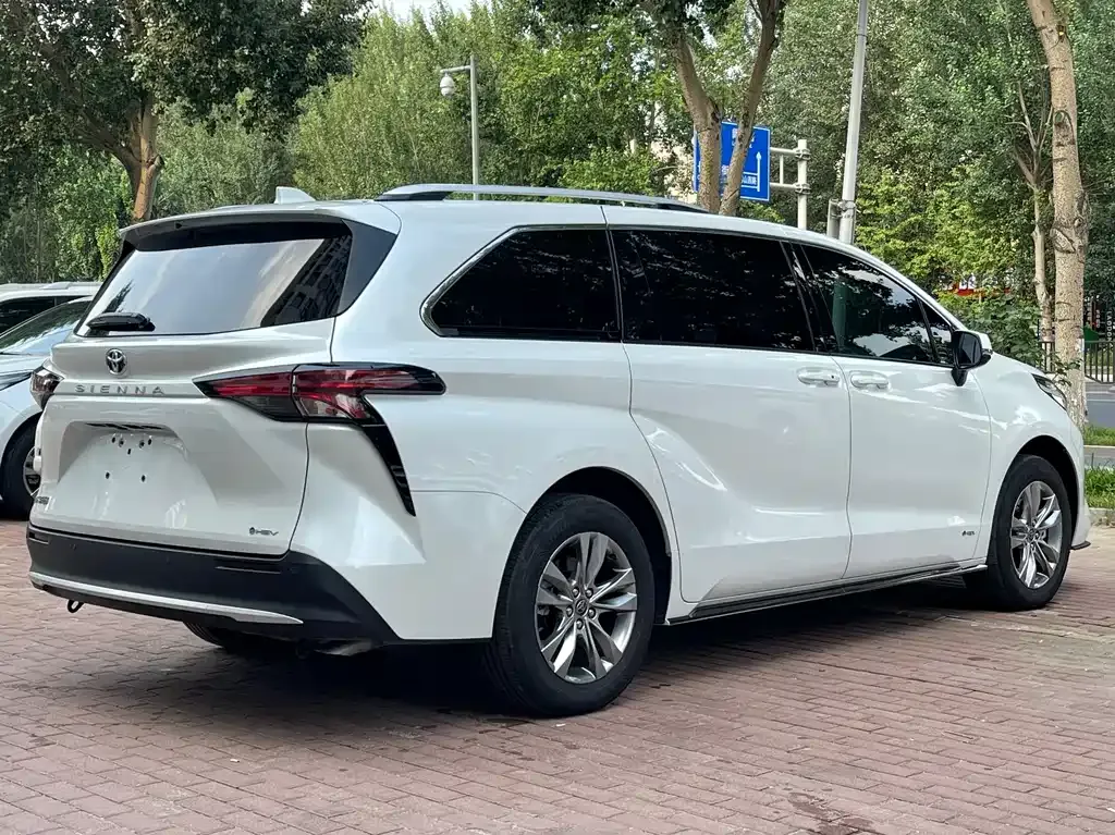 Toyota Sienna — фото 10