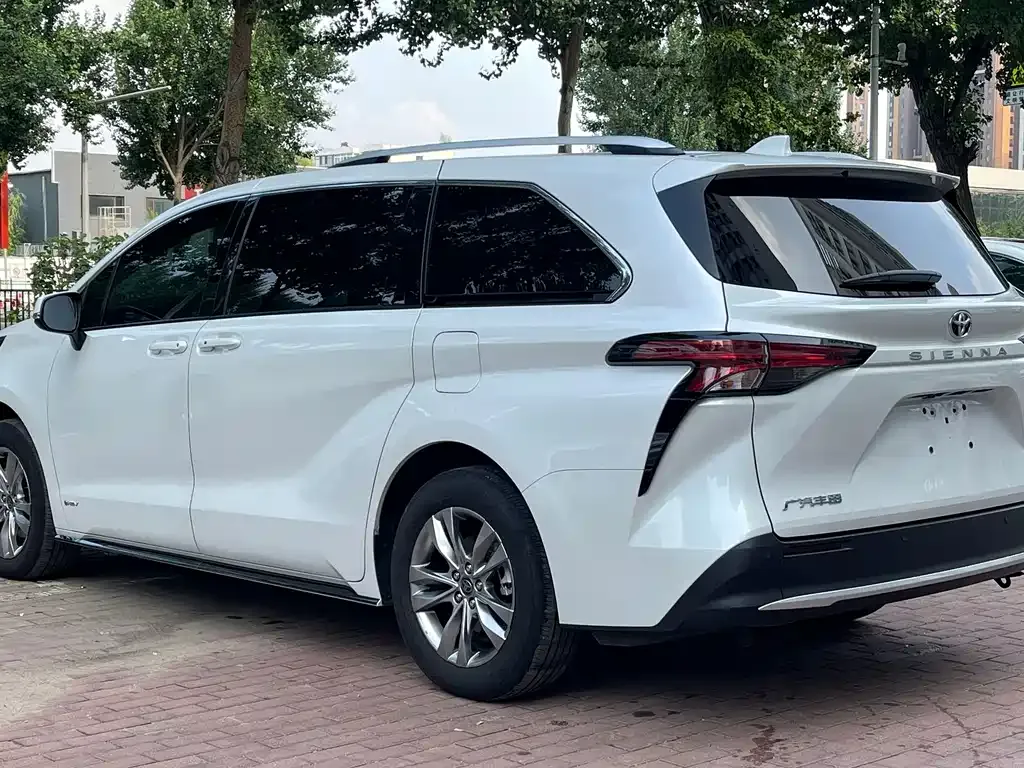 Toyota Sienna — фото 9